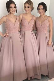 Foto Tres mujeres hermosas jóvenes en vestidos elegantes de pie abrazando  aislado en negro de LightFieldStudios en Envato Elements