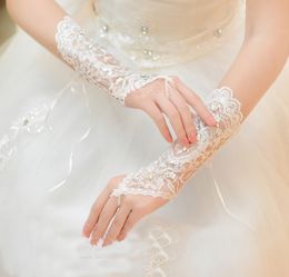 2018Luxury Short Lace Bride Bridal Gloves Wedding Gloves Crystals Wedding Accessories Lace Gloves for Brides Fingerless Wrist Length