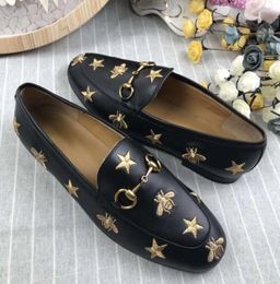 Hot 2018 new small leather shoes, spring and summer, new women, embroidered bees, five pointed stars, women's shoes, women's casual shoes.