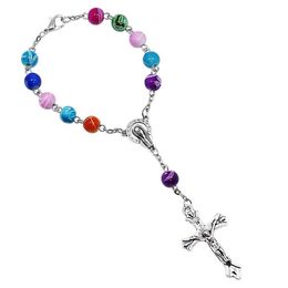 Religiösa Kors Rosary Strand Armband 8mm Färgglada Akrylpärlor Katolska Rosary Armband Kvinnor Jesus Crucifix Armband