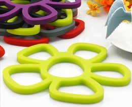 100piece Silicone Tableware Pad Non-stick Color Tray Mat Tableware Pad Tableware Flower Shape Placemat Kitchen Accessories