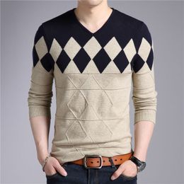 Wool Sweater Men Autumn Winter Slim Fit Pullovers Men Argyle Pattern V-Neck Pull Homme Christmas Sweaters