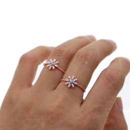 -2018 vendita calda blu opale gioielli in oro rosa colore delicato cristallo austriaco margherita anello di fiori per ragazza carina donne anello di nozze eleganza