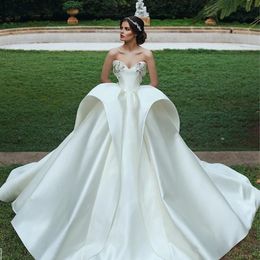 2018 Fashion Wedding Dresses Sweetheart Applique Sleeveless Peplum Ball Gown Wedding Dress Romantic White Satin Sweep Train Wedding Gowns