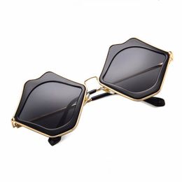 Big Mouth Sunglasses Sexy Lip Shape Frame Fashion Show Sun Glasses Colourful Mirror Lenses 7 Colours UV400 Wholesale Melody2041