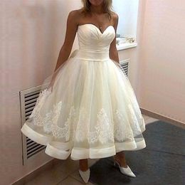 Short A-line Dresses White Sweetheart Sleeveless Bridesmaid Gowns Back Lace-up Bow Sashes Mid-calf Custom Made Wedding Gonws