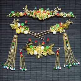 The bride's accessories are hot, ancient costume, tiara and hairpin.