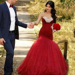 Unique Dark Red Mermaid Wedding Dress Sweetheart Sleeveless Fit and Flare Tulle Skirt Colored Bridal Gowns with Appliqued Neckline