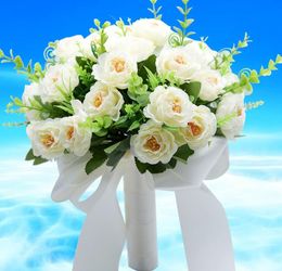 Holding flowers and silk flowers to simulate flowers, wedding, weddings, brides, flowers and roses.