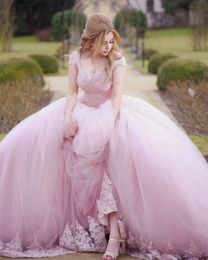 Vestidos Quinceanera 15 ANOS 2018ボールガウンQuinceaneraドレスピンクビーズレースアップリケキャップスリーブティアードチュールウエディングドレスイブニングドレス