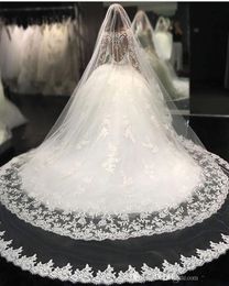 2018 Lussuoso abito da ballo arabo Abiti da sposa Sheer Scoop Neck Maniche lunghe Appliques in pizzo Perline Puffy Corte dei treni Plus Size Abiti da sposa