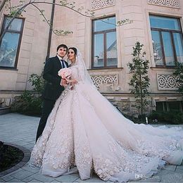 2018 Arabisches Luxus-Hochzeitskleid nach Maß, 3D-Blumenapplikationen, schulterfrei, Spitze, lange Ärmel, Brautkleider, Kapellen-Hochzeitskleider