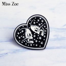 Miss Zoe Hartvormige Schedels sterren Emaille pins Badge Punk dark broche Revers pin Gothic Sieraden Halloween Geschenken Broches voor Vrouw