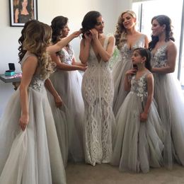 Deep V-Neck Long Prom Dresses Flower Appliques Floor Length Tulle Wedding Party Gowns Glamorous A-Line Lace-Up Maid Of Honor Dresses