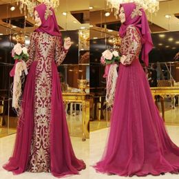 Luxuriöse muslimische Brautjungfernkleider aus dem Jahr 2018, schlicht, mit Juwelenausschnitt und langen Ärmeln, A-Linie, hübsche goldene Spitze, tiefes Fuchsia-Tüll, arabische Abendkleider