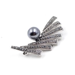 Retro Stylish Black Color Brooch Elegant Vintage Style Black Crystals Women Jewelry Broach Pin Detailed Faux Pearl Garment Accessories