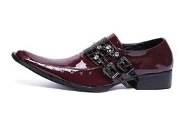 2018 Men Patent Leather Buckle Shoes Pointed Toe Silver Studs Burgundy Oxfords Business Wedding Flat Men Dress Shoes