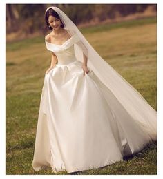 Wedding Dresses Modest A-Line Off Shoulder Bohemian Garden Backyard Bridal Dress White Satin Wedding Guest Dresses