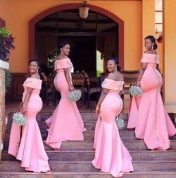 Nigerianische afrikanische arabische rosa Meerjungfrau-Brautjungfernkleider, schulterfrei, bodenlang, Trauzeugin-Kleider, geteilte Abendkleider in Übergröße