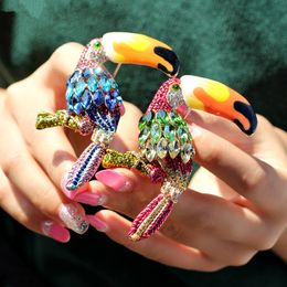 Hot Fashion Men Women Brooches Pins Gold Plated Colourful Rhinestone Crystal Parrot Brooches for Men Women for Party Wedding NL-737