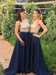 2018 Sparkly Cheap Bridesmaid Dress 네이비 블루와 골드 깎아 지른 목 주요 구슬 층 길이 A 라인 웨딩 게스트 파티 무도회 이브닝 가운