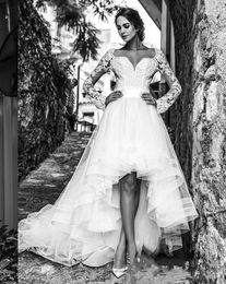 2018 Vestidos de Noiva Modesto Alto Baixo Manga Longa Frente Curta Costas Longas Faixa de Tule Querida Jardim Vestidos de Noiva de Praia Baratos