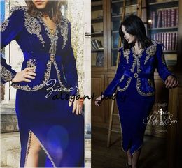 Karakou Algerien Royal Blue Prom Abendkleider mit langen Ärmeln 2023 Goldspitze Samt Schößchen Dubai Arabisch Teelanges Abendkleid