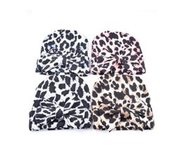 Leopardo clássico Leopardo de malha de algodão chapéu goinhos com curva crochet estilo coreano inverno tampões mornos para bebê recém-nascido criança