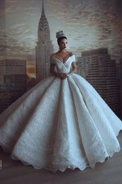 2022 dubai hochzeitskleid designer Designer Dubai Arabisch Luxus Ballkleid Spitze Brautkleider aus Schulter Backless Applique Perlen Kapelle Zug Brautkleid Kleider