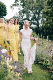 Larga mostaza amarilla damas de honor vestidos división lateral para la boda del otoño del jardín