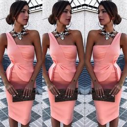 Sexy One Shoulder Short Bridesmaid Dresses Satin Ruffles Knee Length Sheath Maid Of Honour Gowns Cheap Bridesmaid Dress For Wedding