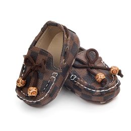 Newborn Baby Shoes Soft Sole Infant First Walkers Grid Footwear Classic Girls Boys Leather Crib Shoes Peas Shoe
