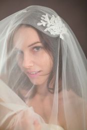 New Hot Amazing Elegant High Quality Real Picture Two Layer Cut Edge Wedding Veils Bridal Fingertip Length Alloy Comb