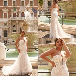Sexy Strapless Large Size Beach Wedding Dresses Sleeveless Backless Sweep Train Appliqued Lace Ruched Bridal Gown Custom Made Bridal Dress