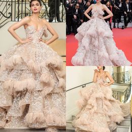 Champagne Luxury Prom Dresses Sweetheart Lace Sequins Feather Tiered Skirts Ruffles Evening Gowns Formal Wear Celebrity Gown Party Dress
