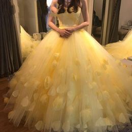 2020 Charming Yellow 3D Flowers Prom Ball Gown Quinceanera Dresses Strapless Pleated Tulle Lace-up Pageant Evening Formal Dress Vestidos De