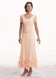 Vintage Peach baratos Mãe Off Noiva Vestidos Pescoço da colher Lace apliques de mangas curtas ChiffonRuffle Evening visto a mãe do vestido de noiva