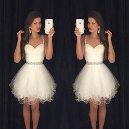 Branco tule bonito vestidos de baile frisado cintas de espaguete acima do joelho em camadas uma linha cauda festa de formatura vestido feito sob encomenda