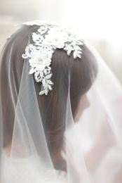 New Elegant Best Sale Two Layer Cut Edge Wedding Veils Accessories White Red Champagne Wrist Length Alloy Comb