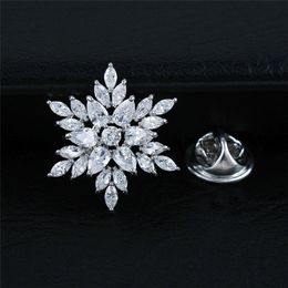 Extravagant Full Drilled Zircon Brooch Fashion Sweater Hat Coat Dress Decor Pins Snowflake Design Noble Plating Gold Small Pin