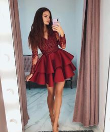 Lovely Fashion Celebrity Cocktail Dress Red V-Neck Homecoming Dresses Stylish Tiered Long Sleeves Beaded Lace Applique Short Prom Dress