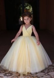 2021 Cute Light Yellow Flower Girls Dresses For Weddings Princess Sleeveless v-Neck Floor Length Little Kids Holy First Communion Dresses