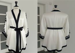 2020 Elegant A Line Women Bath Robes V Neck Long Sleeve Appliques Satin Silk Bridal Robe Custom Made Short Sleepwear Bath Robe Cheap