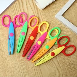 Students learn stationery supplies, creative lace scissors, lovely safety scissors.