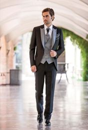 Fashionable One Button Groomsmen Peak Lapel Groom Tuxedos Men Suits Wedding/Prom/Dinner Best Man Blazer(Jacket+Pants+Tie+Vest) 691