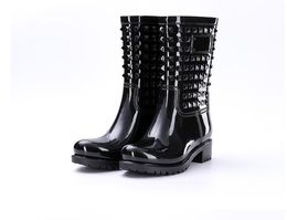 Женщины Boots Весна Лето Середина Резиновая теленок женщина Обувь большого размера Non-Slip водонепроницаемый Обувь женская Rivet ПВХ дождя сапоги нового