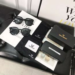 2019 New Design summer Women's Lightweight Oversized Fashion Sunglasses - Mirrored Polarized Lens Eyewear Accessories Luxury