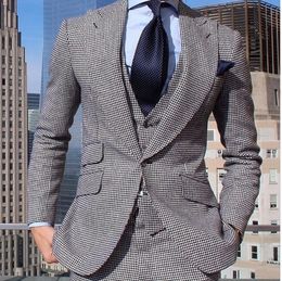 Fashionable One Button Groomsmen Peak Lapel Groom Tuxedos Men Suits Wedding/Prom/Dinner Best Man Blazer(Jacket+Pants+Tie+Vest) 721
