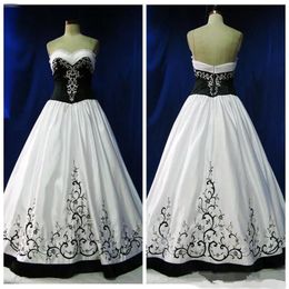 Vintage Black and White Gothic Wedding Dresses Sweetheart Lace Embroidery Full length Long Bridal Gowns Country Garden Celtic Wedd197C