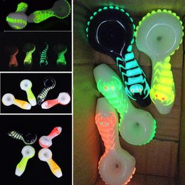 Portable Glow in the Dark Glass Smoking Pipe Oil Burner 4 inch Pipes Scorpion Water Pipes Luminous Pipes Tobacco Pipe Spoon Hand Blown Pipe